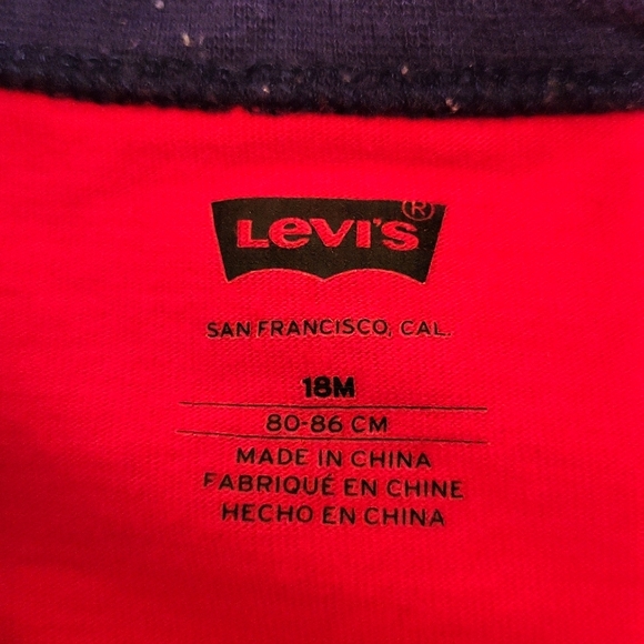 Levi's denim jeans and short sleeved tee shirt - Picture 3 of 8